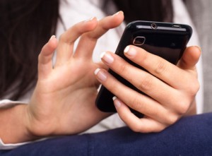 Dank günstiger Tarife, jederzeit mit dem Smartphone surfen; Foto:© Aaron Amat - Fotolia.com