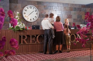 Urlauber an der Rezeption