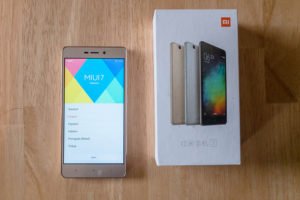 Xiaomi RedMi 3 auf Tisch liegend Verpackung daneben