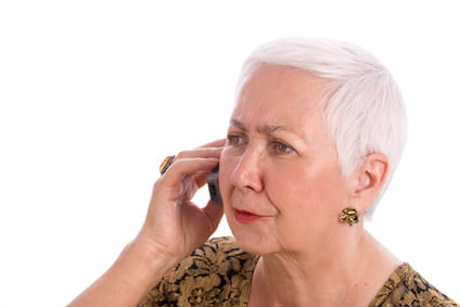 Seniorenhandy . Bildnachweis: SalFalko: Worried Senior Woman Talking | Flickr | CC BY-NC 2.0